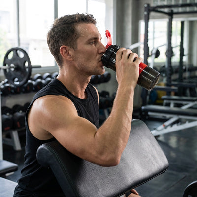 shaker proteine homme salle de sport